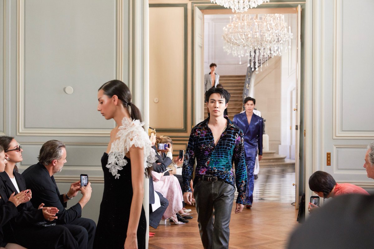 DomundiTV's tweet photo. COMMANDING THE RUNWAY 🪩

Zee Pruk @zee_pruk takes the runway with confidence and a striking presence, showcasing a bold and distinctive look. With all eyes on him, his effortless walk and captivating style bring a memorable moment to the show. 📷

ZEEPRUK PARIS RUNWAY AGAIN
#SUNGYILEExZEEPRUK
#SungyiLee
#ZeePruk