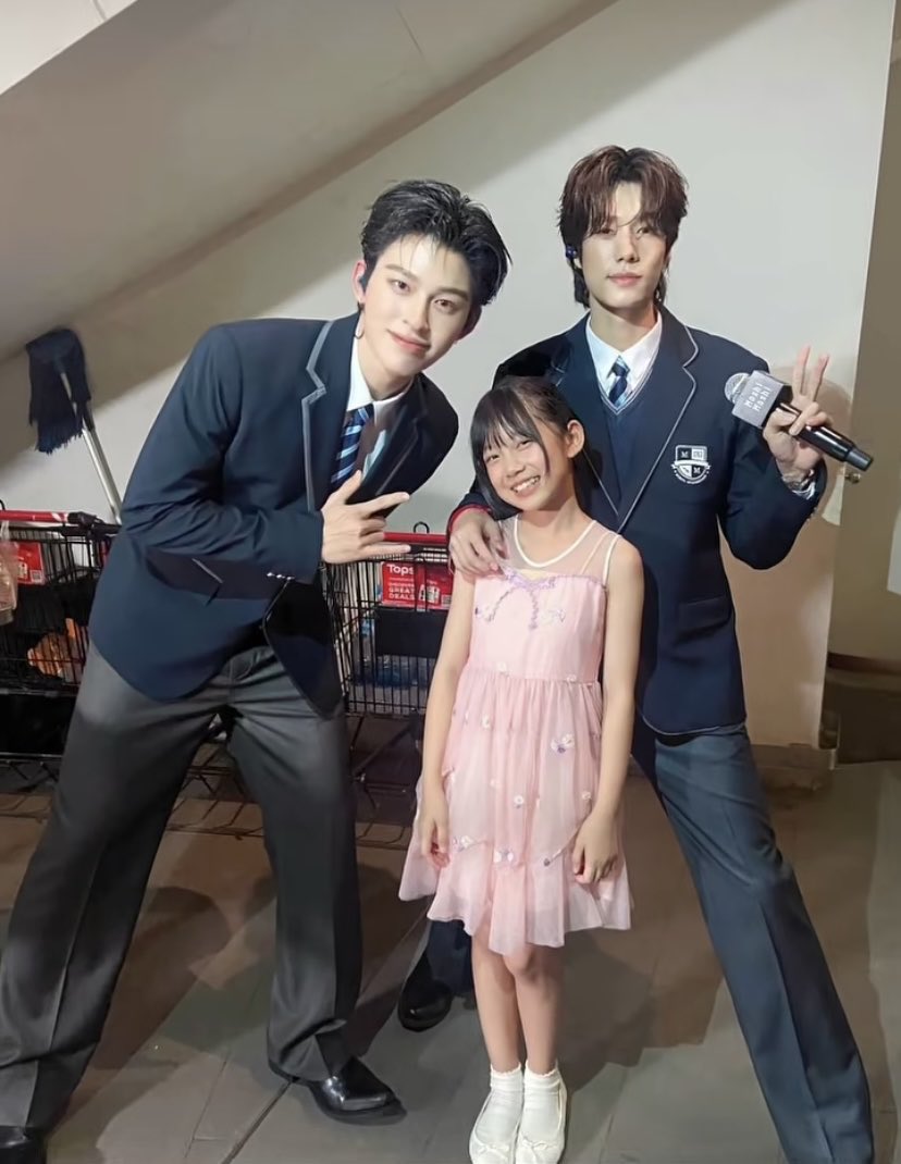 ppwria's tweet photo. mini really is pondphuwin's unbiological daughter 🥹 🤏 i won't stop yapping about how domestic they look whenever they're with kids 🙏 https://t.co/0orwjvvo5b