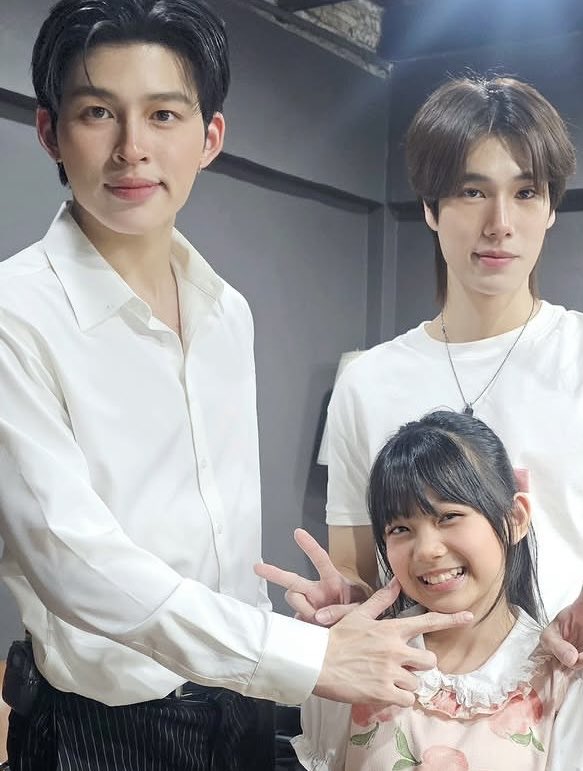 ppwria's tweet photo. mini really is pondphuwin's unbiological daughter 🥹 🤏 i won't stop yapping about how domestic they look whenever they're with kids 🙏 https://t.co/0orwjvvo5b