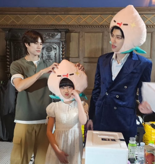 ppwria's tweet photo. mini really is pondphuwin's unbiological daughter 🥹 🤏 i won't stop yapping about how domestic they look whenever they're with kids 🙏 https://t.co/0orwjvvo5b