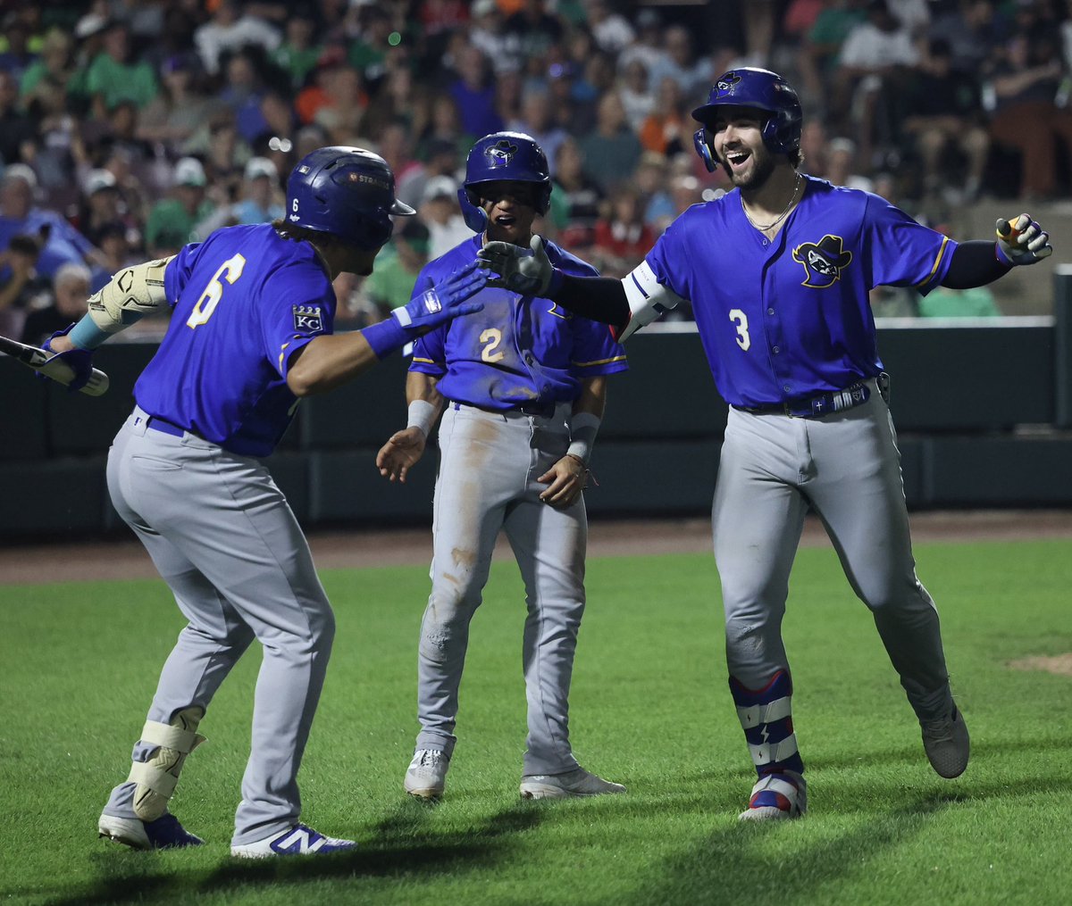 QCRiverBandits's tweet photo. Us seeing the sun again ☀️

#RoadToRoyalty🦝 https://t.co/ZyKE4J2owW
