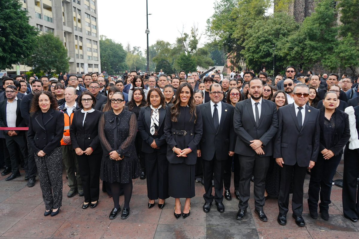 AlessandraRdlv's tweet photo. Porque un país que olvida su historia está condenado a repetirla. Hoy recordamos a quienes alzaron la voz y fueron silenciados por el poder.

La memoria también es resistencia.
La libertad nunca debe pagarse con miedo.
Y ningún gobierno, nunca, debe estar por encima de su gente.

Ni perdón al autoritarismo, ni olvido a sus víctimas. #2deOctubre