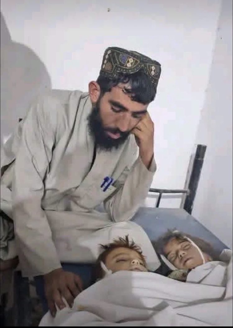 rangeeza's tweet photo. لکه څاڅکی دې باران غوندې راپريوت
اوښکه نه وه، يو ارمان غوندې راپريوت
پنجابي تالب ته يوه پياله کې چای و
خو په مونږ باندې اسمان غوندې راپريوت
زمونږ ژوند د ژوند په نوم هسې درواغ و
ځکه مرګ ته پښيمان غوندې راپريوت
عجيبه ده، په ژونديو مړي واک کړي
له تنو يې روح ستومان غوندې راپريوت
وږې خيټه، لوڅ بدن، په وينو لت پت
نن افغان ماشوم حيران غوندې راپريوت
لا پلو يې له غمجن مخ پورته نه و
له رزيل مولا ايمان غوندې راپريوت
يو زمری موږک ته لوی بايللی پروت دی
داسې ښکاري، چې افغان غوندې راپريوت
خدايه! ستا دې بندګانو دې بنده کړم
خدايۍ کې دې ګومان غوندې راپريوت

💔🇦🇫💔😭🤲

#FreeAfghanistan
