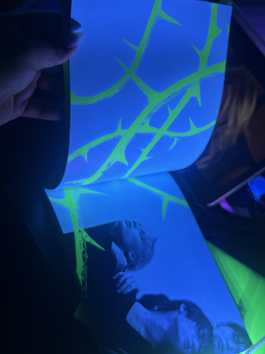 amazeingyu's tweet photo. why do i only know now this album glow in the dark https://t.co/I3ucADCltI