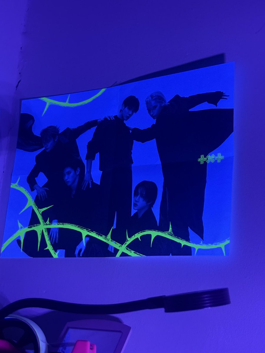 amazeingyu's tweet photo. why do i only know now this album glow in the dark https://t.co/I3ucADCltI