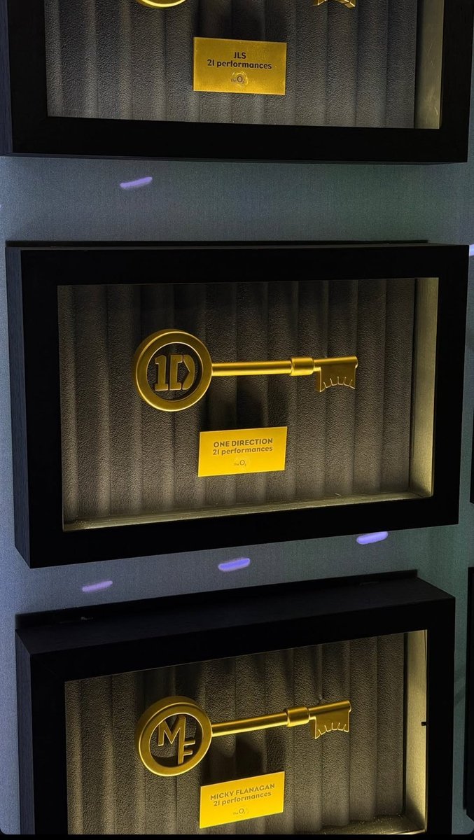 OT5Dailys's tweet photo. Niall Horan's photographer shared the "1D Key" displayed at the O2, the key is a commemorative award presented to artists who achieve the historic record of 21 sold-out shows at the arena! 

via connr0 https://t.co/KX4NuoSh1s