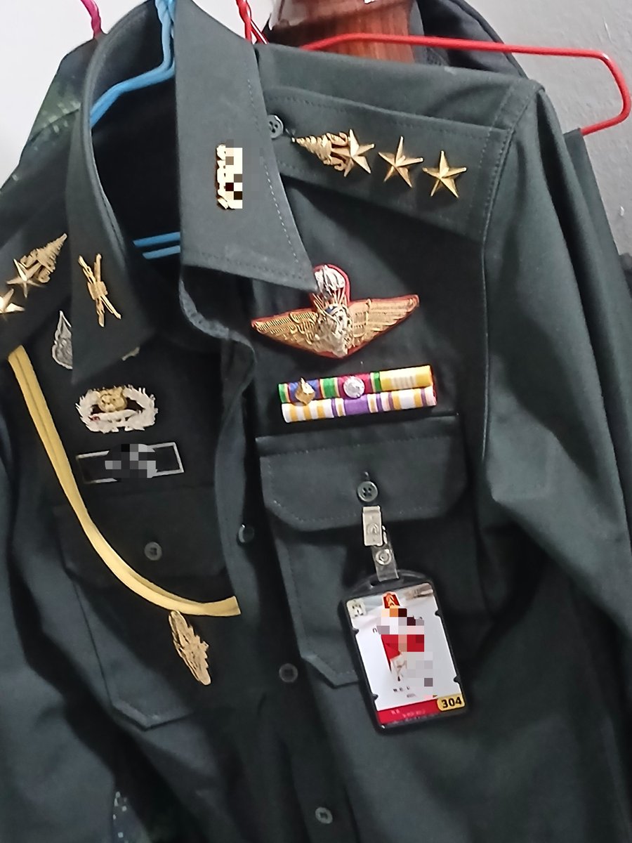 Army_5669's tweet photo. ติดเครื่องหมายให้เสธก่อนนอนครับ https://t.co/efQ5Wqa3DN