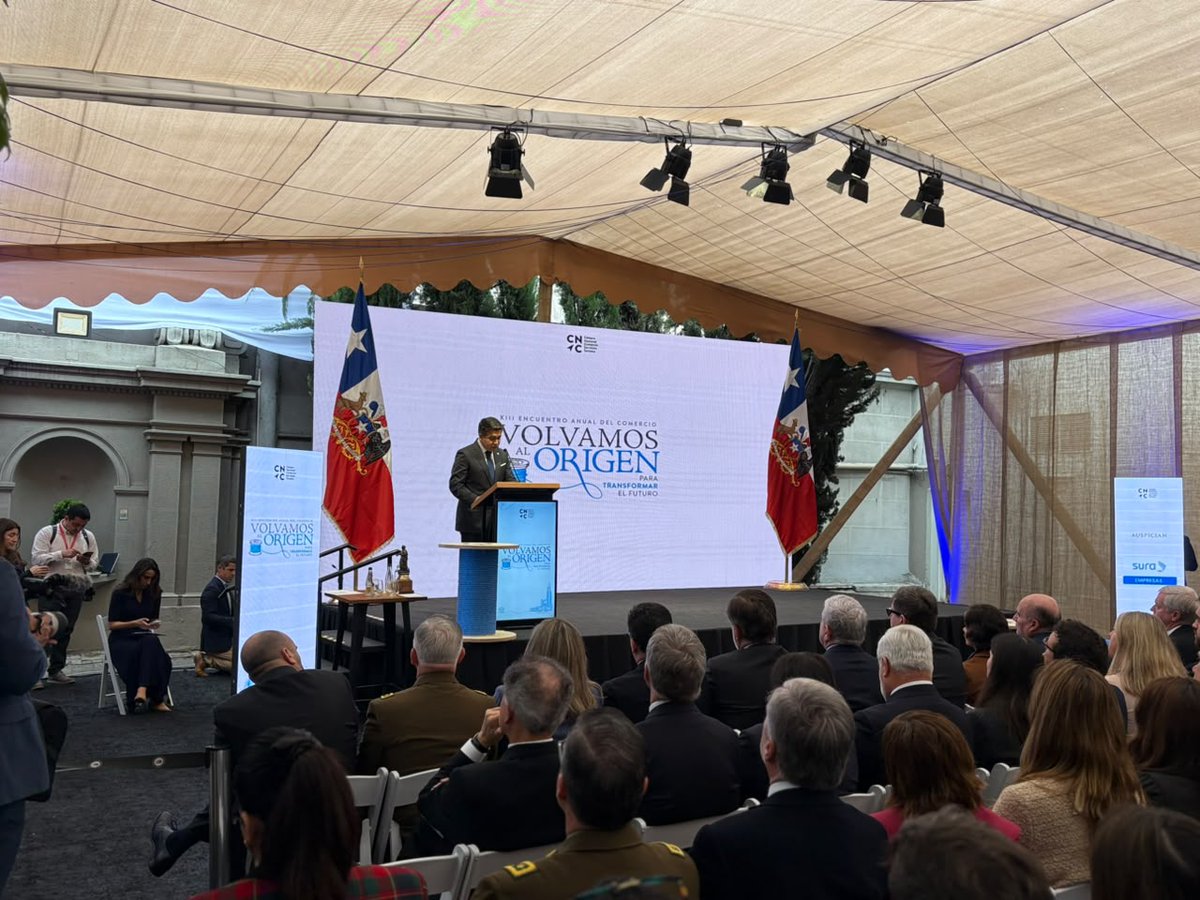 WAINRAIHGT's tweet photo. El @PresidenteKast y el presidente de la @CamaraNacional, José Pakomio, destacaron a #PuertoMontt como ejemplo en cuanto a erradicación del comercio ambulante y #seguridad en el sector. Esto nos enorgullece, respalda lo que estamos haciendo y refuerza nuestro compromiso de seguir trabajando por una ciudad más segura, limpia y ordenada.