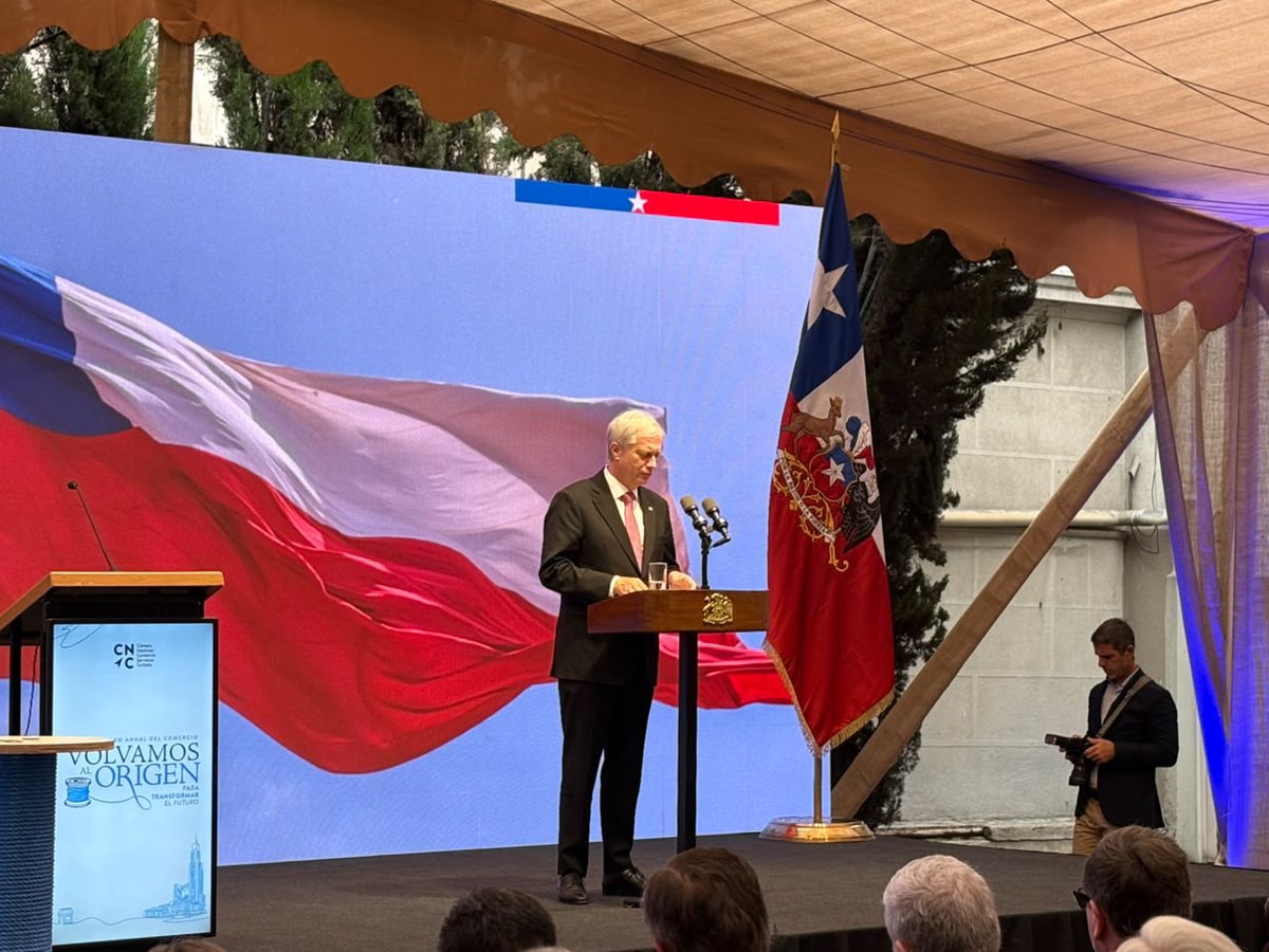 WAINRAIHGT's tweet photo. El @PresidenteKast y el presidente de la @CamaraNacional, José Pakomio, destacaron a #PuertoMontt como ejemplo en cuanto a erradicación del comercio ambulante y #seguridad en el sector. Esto nos enorgullece, respalda lo que estamos haciendo y refuerza nuestro compromiso de seguir trabajando por una ciudad más segura, limpia y ordenada.