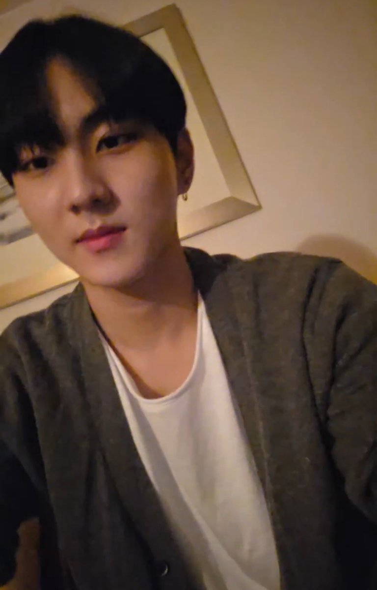 edodo29's tweet photo. 진짜 남친이랑 영통하능거 같아서 마음이 아픔 https://t.co/HdQmOGA6Zk