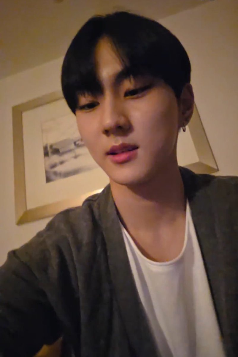 edodo29's tweet photo. 진짜 남친이랑 영통하능거 같아서 마음이 아픔 https://t.co/HdQmOGA6Zk
