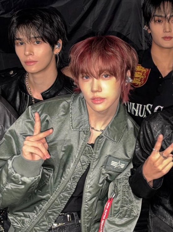 lover_tlas's tweet photo. 안군 무대 끝나고 내려가면 백스테이지에 레전드쇼타귀욤상 연상남친이 대기중이실듯 https://t.co/6ZYj65U7MO