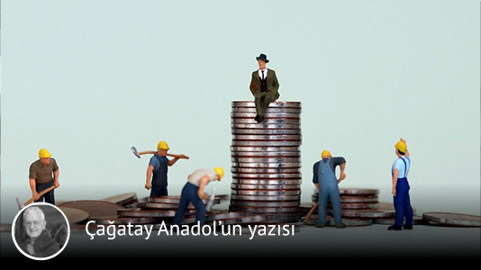 t24_com_tr's tweet photo. 🔴 Sonsuz gösteriş açlığı

📌 Manipülasyon suçtur. Ama servetin servet üretmesi suç değildir. Bir işçi ya da ücretli çalışmazsa yaşayamaz. Ama serveti olan biri çalışmadan, yalnızca varlıkları sayesinde yaşayabilir, üstelik yeni gelirler de elde edebilir. Aralarındaki uçurum da durmadan büyür. Yani mesele kapitalizmin kötü işlediği anlardan ibaret değildir. Olağan biçimde işlediğinde de servetin kimlerin elinde biriktiği ve bu birikimin kendini nasıl yeniden ürettiği sorusudur

✍️ Çağatay Anadol'un yazısı...
https://t.co/zd2RrtgT98

https://t.co/EVuqivHroy