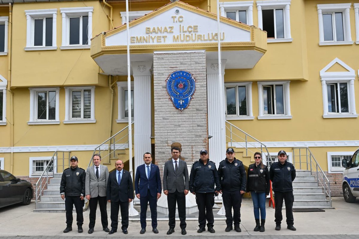 TC_UsakValiligi's tweet photo. Valimiz Dr. Serdar Kartal, Banaz Kaymakamı Musa Kazım Çelik ile birlikte Banaz İlçe Emniyet Müdürlüğünü ziyaret ederek yürütülen çalışmalar hakkında bilgi aldı.

Ziyaretin ardından yapımı devam eden yeni İlçe Emniyet Müdürlüğü hizmet binasının inşaat alanında incelemelerde bulunan Valimiz, çalışmaların son durumu ve yapım sürecine ilişkin bilgi aldı.

Hemşehrilerimizin huzur ve güvenliği için görev yapan tüm emniyet personelimize çalışmalarında başarılar diliyoruz.