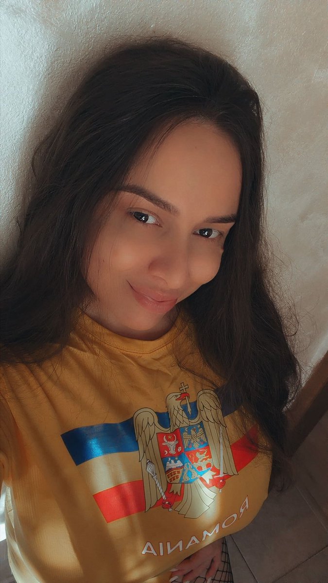 Alinaaa133's tweet photo. Hai ,România !❤️💛💙 https://t.co/lFj9Az2QDt