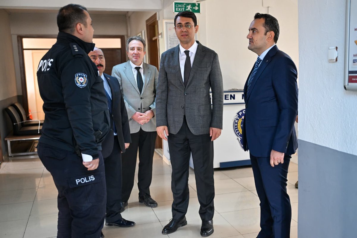 TC_UsakValiligi's tweet photo. Valimiz Dr. Serdar Kartal, Banaz Kaymakamı Musa Kazım Çelik ile birlikte Banaz İlçe Emniyet Müdürlüğünü ziyaret ederek yürütülen çalışmalar hakkında bilgi aldı.

Ziyaretin ardından yapımı devam eden yeni İlçe Emniyet Müdürlüğü hizmet binasının inşaat alanında incelemelerde bulunan Valimiz, çalışmaların son durumu ve yapım sürecine ilişkin bilgi aldı.

Hemşehrilerimizin huzur ve güvenliği için görev yapan tüm emniyet personelimize çalışmalarında başarılar diliyoruz.