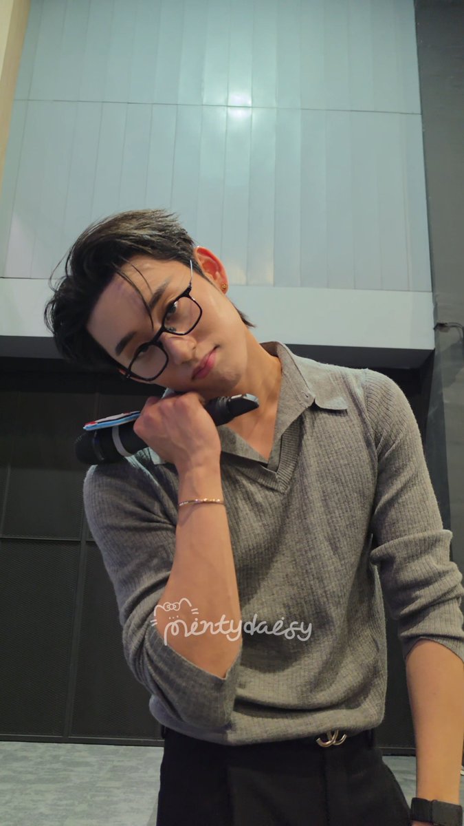 mintydaisyy's tweet photo. หนุ่มตี๋แว่นอ้อนแบบนี้จะเอาอะไรคะ ㅜㅜ♡

WILLIAMEST WESLEY HAPPYFAM
#GMMTVFANIVAL2026HappyFamilyxWE
#est_rvp https://t.co/oxkbnAjhTN