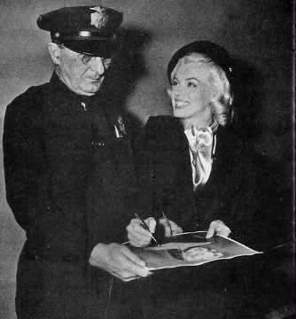 Clubpassionmar2's tweet photo. Bonne journée de vendredi.
Have a sweet Friday.

#Marilyn #marilynmonroe #clubpassionmarilyn #HTMM #commentepouserunmillionnaire # howtomarryamillionaire #autographe https://t.co/HaT6Fwpb5Z