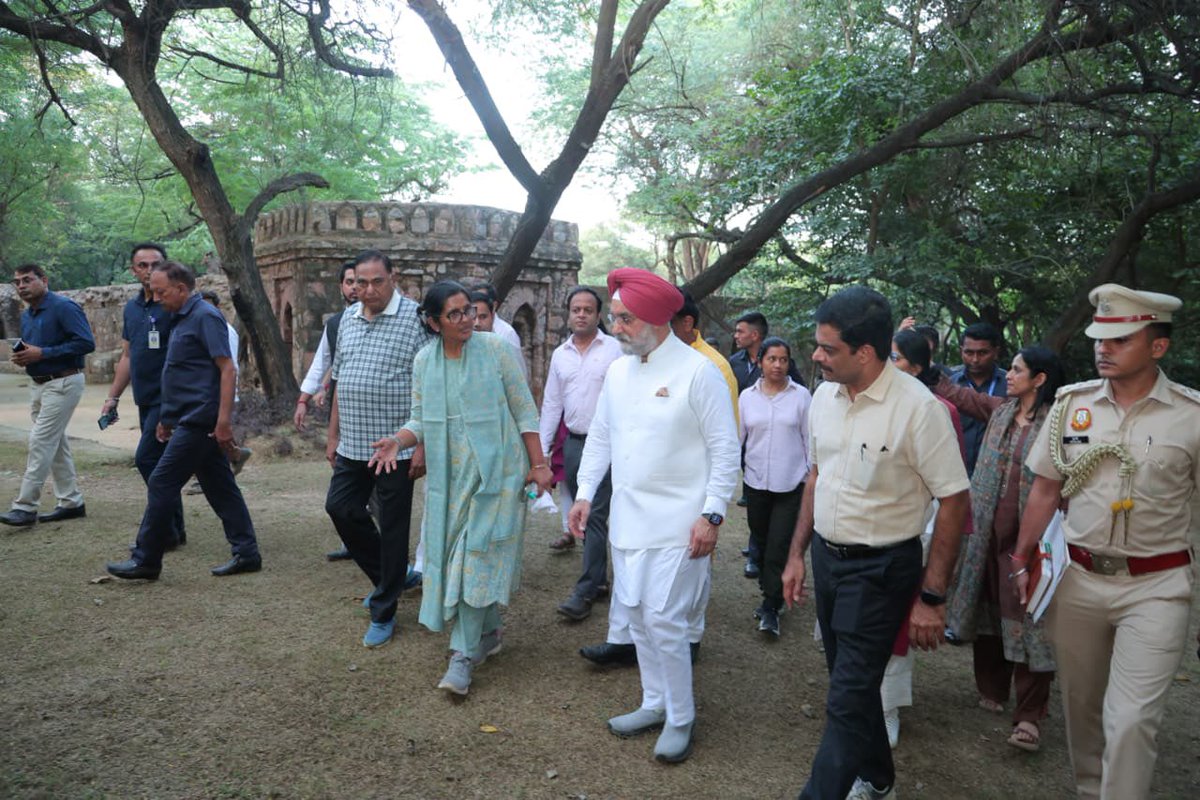 LokNiwasDelhi's tweet photo. दिल्ली के माननीय उपराज्यपाल सरदार तरनजीत सिंह संधू ने आज संजय वन में  Heritage Walk में हिस्सा लिया। इसमें बड़ी संख्या में युवा भी शामिल रहे।  

इस अवसर पर उन्होंने ‘Exploring the Delhi Ridge’ नाम से एक e-book का भी शुभारंभ किया। इस e-book में 8 curated trails के माध्यम से 243 heritage structures को digitally document किया गया है। 

उन्होंने कहा कि Delhi Ridge केवल राजधानी के Green lungs ही नहीं है, बल्कि यह हमारे इतिहास और civilizational heritage की जीवंत धरोहर भी हैं, जो आज technology के माध्यम से नई पीढ़ी तक पहुंच रहे हैं। अपने ecological system को Conserve करना, heritage को protect करना और इन्हें आने वाली आने वाली पीढ़ी को सुरक्षित सौंपना हमारी जिम्मेदारी है। 

उन्होंने सभी दिल्लीवासियों, खासकर युवाओं से ऐसी #ViksitDilli बनाने का आह्वान किया जो अपने अतीत का सम्मान करते हुए भविष्य को आकार दे।

साथ ही उन्होंने दिल्ली की समृद्ध विरासत के documentation एवं conservation को मजबूत करने के लिए, DDA और INTACH के बीच MoU process को भी आगे बढ़ाया।
