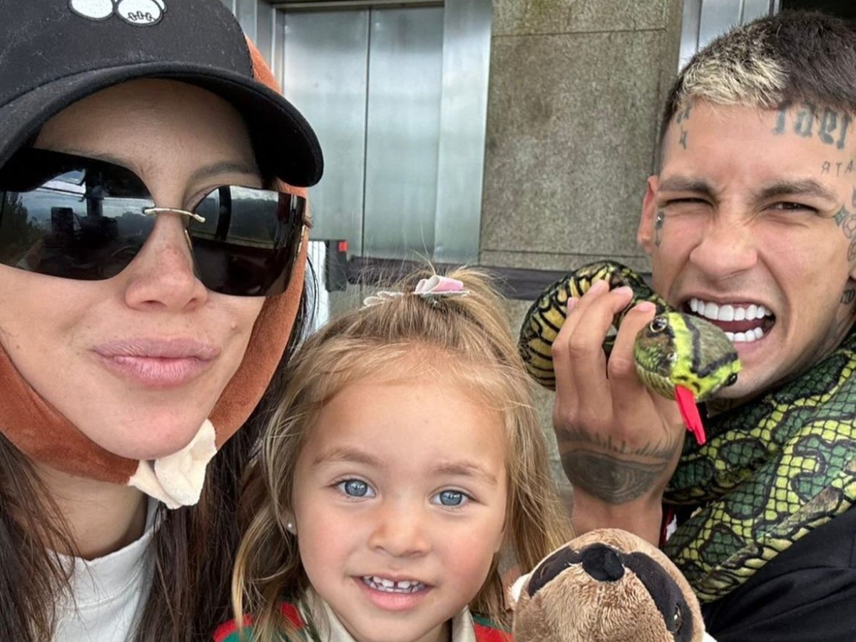 SandraRosana17's tweet photo. Wanda Nara: "Ser madre me define"
Cuando Mauro llegó a 🇦🇷 lesionado en nov 2024, "la madraza" estaba en 🇧🇷 con L-Gante.
Las hijas de Mauro estaban con una niñera. Encontró un pica marihuana en el Chateau. https://t.co/hUena8L5sx