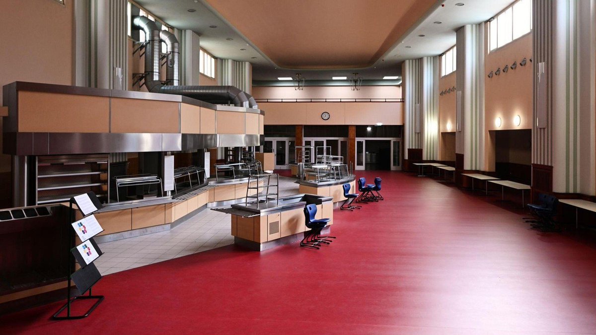Raeubertochtah's tweet photo. Endlich ist es so weit, die neuen Nachbarn kommen!

In Berlin-Kreuzberg öffnet am Montag die Großunterkunft für über 900 Asylbewerber inkl Vollverpflegung durch Caterer.

Zu dieser Glanzleistung darf man dem Senat gratulieren. Marode Schulen und bezahlbarer Wohnraum können warten. Ein privater Immobilieneigentümer hat jetzt erst einmal für zehn Jahre einen verlässlichen Mieter.

Berlin zahlt schlappe 1,2 Millionen Euro Miete. Jeden einzelnen verdammten Monat. Bei gleichbleibender Miete macht das rechnerisch 144 Millionen Euro über zehn Jahre für ein ehemaliges Bürogebäude der Rentenversicherung. Wenn das keine Ironie ist.

Was der Umbau gekostet hat, verrät die zuständige Behörde dagegen nicht. »Geschäftsgeheimnisse«. 

Das leuchtet ein. 

Bei Millionenverträgen braucht es Vertrauen und wo kämen wir denn hin, wenn der Bürger am Ende erfährt, wo die Millionen versickern, die er erarbeiten muss?