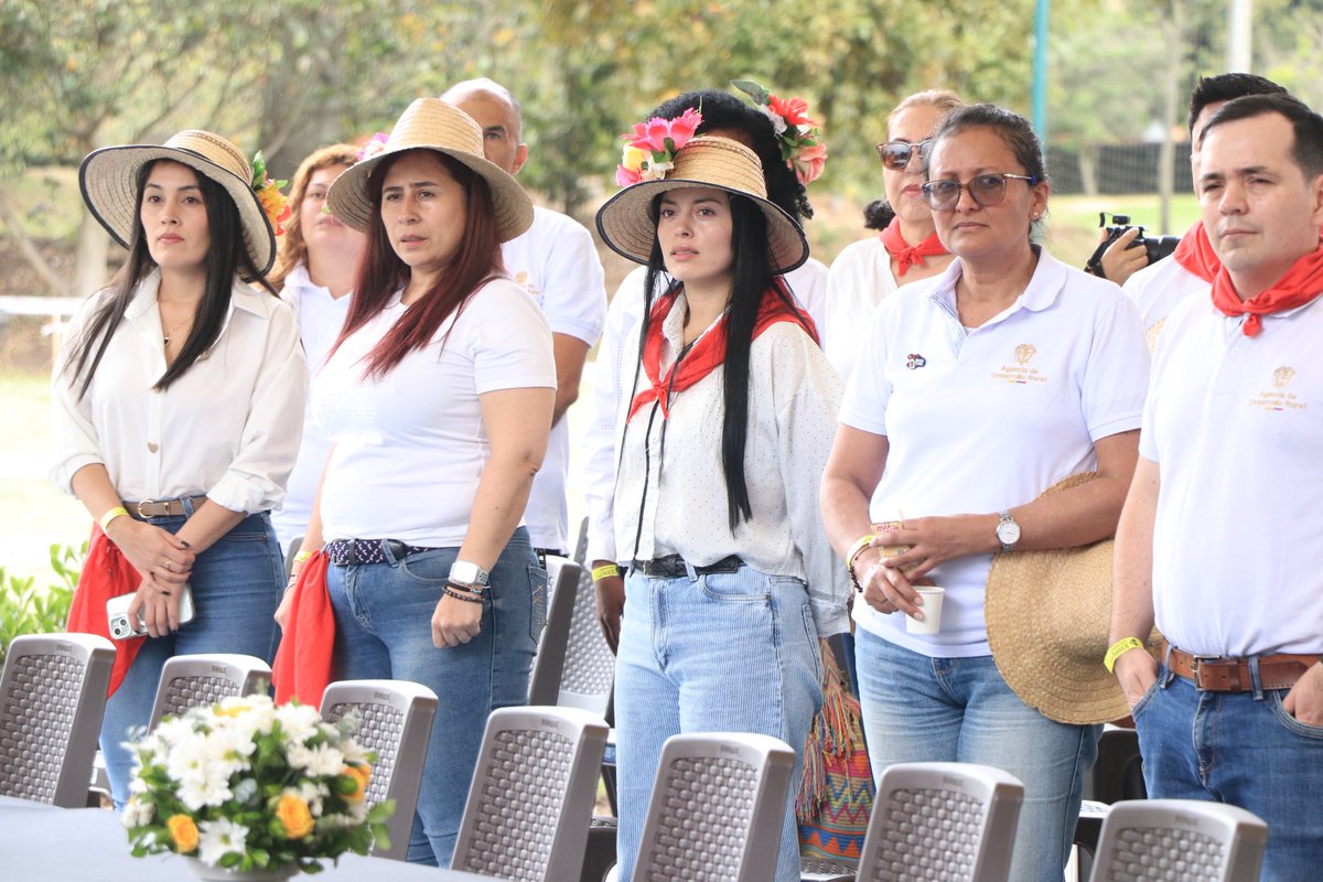 MinAgricultura's tweet photo. #AEstaHora 🔴 | En #Bogotá📍el sector agropecuario, pesquero y desarrollo rural se pone la camiseta. 🏆🇨🇴

Junto a la @AgenciaTierras, @ADR_Colombia, @UPRAColombia, @AUNAPColombia, @URestitucion e @ICACOLOMBIA, damos apertura al II Agroencuentro Deportivo del sector, un espacio que reúne a los deportistas para celebrar el talento, la integración y el espíritu deportivo.

Una fiesta de sana competencia, bienestar y trabajo en equipo💪🏼, porque en el #CampoMilagro también construimos un sector unido alrededor de quienes lo hacen posible. 🌱🤝🏆