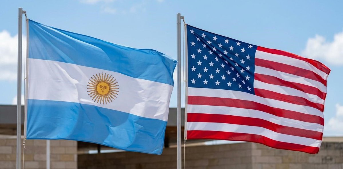 clarincom's tweet photo. LAS EMPRESAS DE ESTADOS UNIDOS PONEN EL FOCO EN LAS ELECCIONES

Alejandro Díaz, CEO de AmCham, sostuvo que las empresas estadounidenses mantienen interés en la Argentina, pero reclaman mayor previsibilidad institucional y reglas estables a largo plazo, especialmente ante el escenario electoral. Identificó la presión fiscal, la logística y la litigiosidad laboral entre los factores que afectan la competitividad.

Testimonio Alejandro Díaz

“La macroeconomía está donde debió haber estado hace 40 años y vamos en el rumbo correcto”.

“Hoy estamos viendo una situación no homogénea en el desarrollo de la economía”.

“Para aumentar las inversiones falta certidumbre sobre el modelo de país que vamos a tener en los próximos cinco años”.

“Si sos una minera y estás en el RIGI, tenés la respuesta sobre el horizonte de inversión”.

“Hay sectores que van a crecer a doble dígito: minería, gas y petróleo, ciencias del conocimiento y agronegocios”.

“El interrogante principal es el factor político-electoral. Todavía no sabemos qué sistema electoral vamos a tener ni quiénes van a ser los candidatos, salvo Milei. Estamos evaluando cómo avanza el proyecto electoral”.

“La eliminación de las PASO simplifica y posterga un poco el proceso electoral. Esa postergación ayuda a que se vayan resolviendo situaciones que probablemente si hay una PASO empiezan a influenciarse previamente más al comienzo del año”.

(+) en Clarín: https://t.co/n9A1dc3H8t