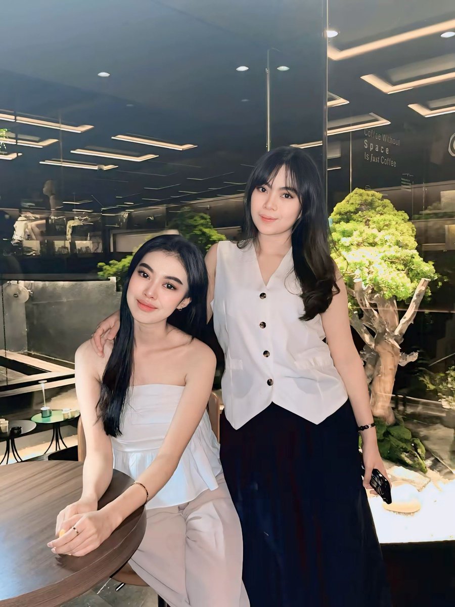 dearliaa14's tweet photo. finally joining this trend too 😭🇮🇩 I asked GPT to dress me in the traditional costume of the country I look like I’m from, and this is what it came up with.

honestly, I kinda love how it turned out,the details, the kebaya, the batik it feels so beautifully Indonesian. Maybe being late to the trend was worth it after all 🤍