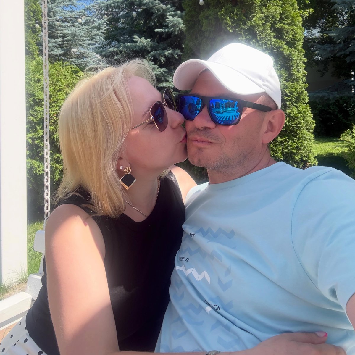 perfecthemotion's tweet photo. Photo by Olga Valeryevna in Yekaterinburg at Glory Square with @android19723. May show people kissing, blonde hair, and sunglasses. https://t.co/2HWHA5DFrv