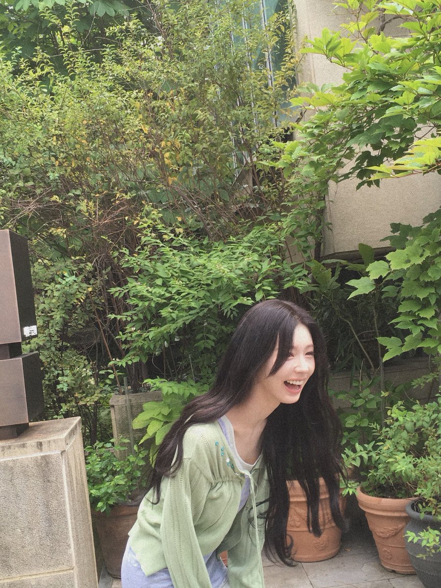 Miyepn's tweet photo. just me
in my little
green moment
feeling cute
(&amp;.) unbothered... ♡ https://t.co/juskmpADoF