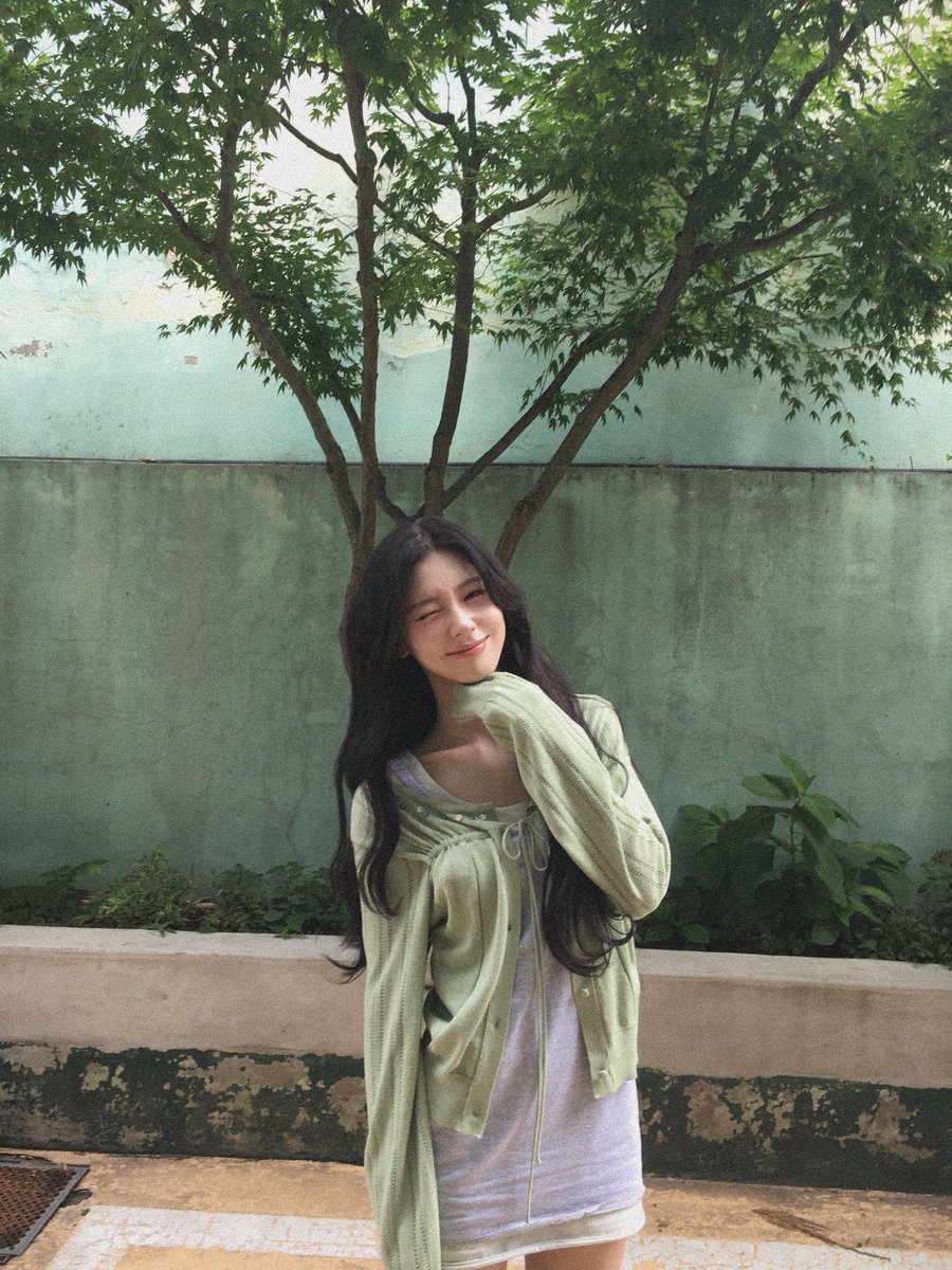 Miyepn's tweet photo. just me
in my little
green moment
feeling cute
(&amp;.) unbothered... ♡ https://t.co/juskmpADoF