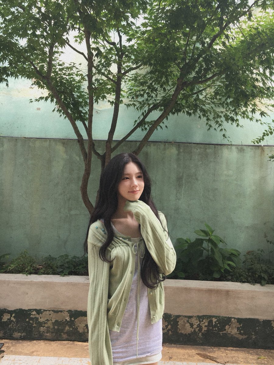 Miyepn's tweet photo. just me
in my little
green moment
feeling cute
(&amp;.) unbothered... ♡ https://t.co/juskmpADoF