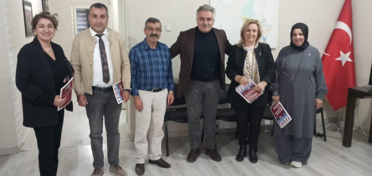 VatanPartisiYM's tweet photo. Bugün Barış Mahallesi Muhtarımız Sevim Özdemir, Karşıyaka Mahallesi Muhtarımız Meltem Yürüdü, Esentepe Mahallesi Muhtarımız Songül Cabbar ve Anadolu  Muhtarımız Yüksel Şen İlçe Başkanlığımızı ziyaret ettiler.

Nazik ziyaretleri için değerli muhtarlarımıza teşekkür ediyoruz. https://t.co/i2EmlvI4eZ