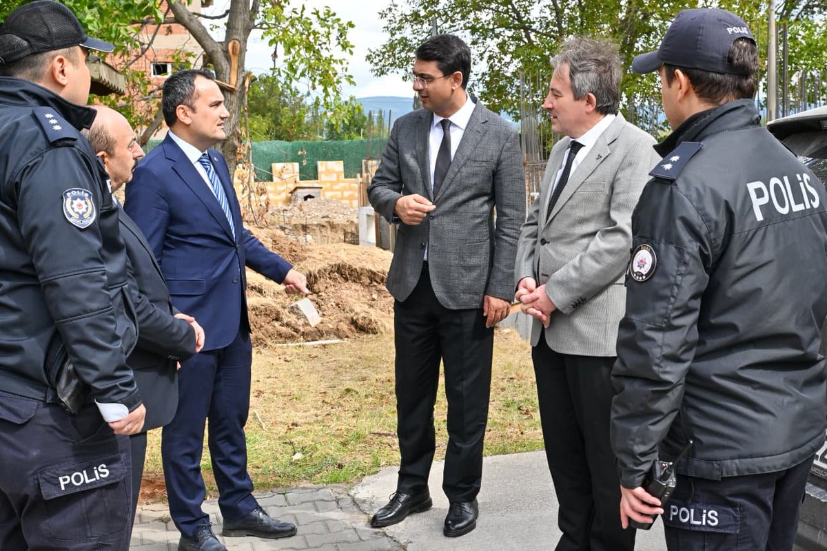 TC_UsakValiligi's tweet photo. Valimiz Dr. Serdar Kartal, Banaz Kaymakamı Musa Kazım Çelik ile birlikte Banaz İlçe Emniyet Müdürlüğünü ziyaret ederek yürütülen çalışmalar hakkında bilgi aldı.

Ziyaretin ardından yapımı devam eden yeni İlçe Emniyet Müdürlüğü hizmet binasının inşaat alanında incelemelerde bulunan Valimiz, çalışmaların son durumu ve yapım sürecine ilişkin bilgi aldı.

Hemşehrilerimizin huzur ve güvenliği için görev yapan tüm emniyet personelimize çalışmalarında başarılar diliyoruz.