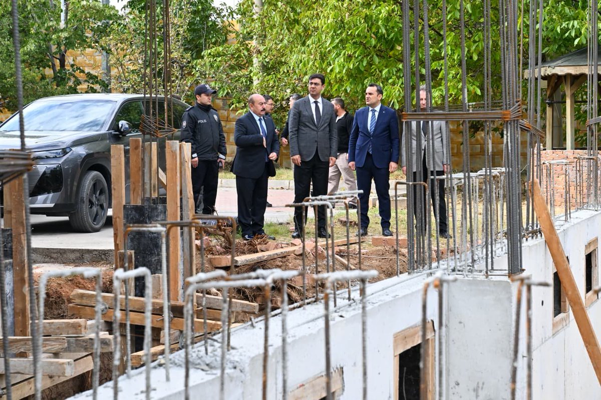 TC_UsakValiligi's tweet photo. Valimiz Dr. Serdar Kartal, Banaz Kaymakamı Musa Kazım Çelik ile birlikte Banaz İlçe Emniyet Müdürlüğünü ziyaret ederek yürütülen çalışmalar hakkında bilgi aldı.

Ziyaretin ardından yapımı devam eden yeni İlçe Emniyet Müdürlüğü hizmet binasının inşaat alanında incelemelerde bulunan Valimiz, çalışmaların son durumu ve yapım sürecine ilişkin bilgi aldı.

Hemşehrilerimizin huzur ve güvenliği için görev yapan tüm emniyet personelimize çalışmalarında başarılar diliyoruz.