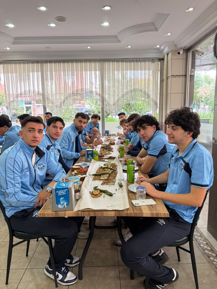 adsnabzii's tweet photo. Konyaspor’un kanat oyuncusu Deniz Türüç, Konya’da karşılaştığı Adana Demirspor kafilesine etliekmek ısmarlayarak hesabı kendisi ödedi ve kafileyi İzmir’e uğurladı.

#AdanaDemirspor https://t.co/YJs4A1bYh6