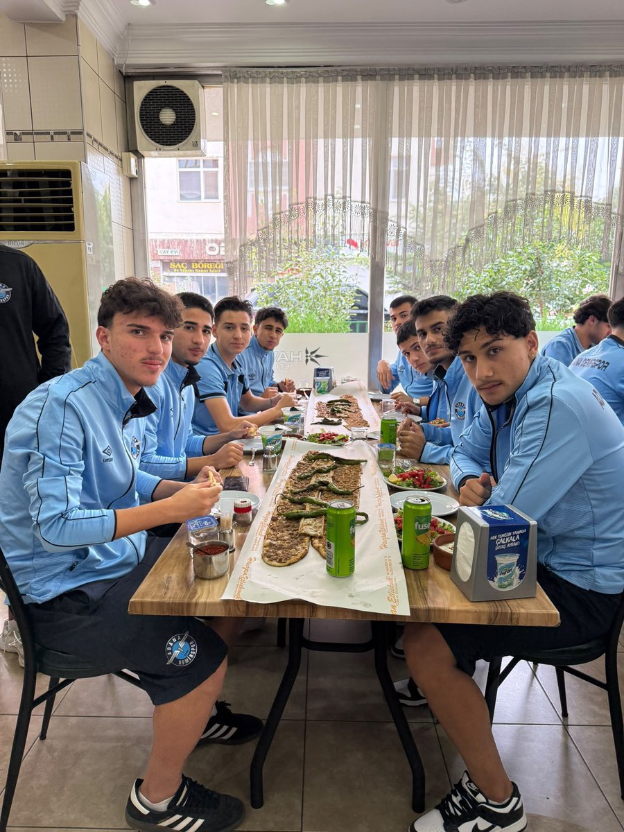 adsnabzii's tweet photo. Konyaspor’un kanat oyuncusu Deniz Türüç, Konya’da karşılaştığı Adana Demirspor kafilesine etliekmek ısmarlayarak hesabı kendisi ödedi ve kafileyi İzmir’e uğurladı.

#AdanaDemirspor https://t.co/YJs4A1bYh6