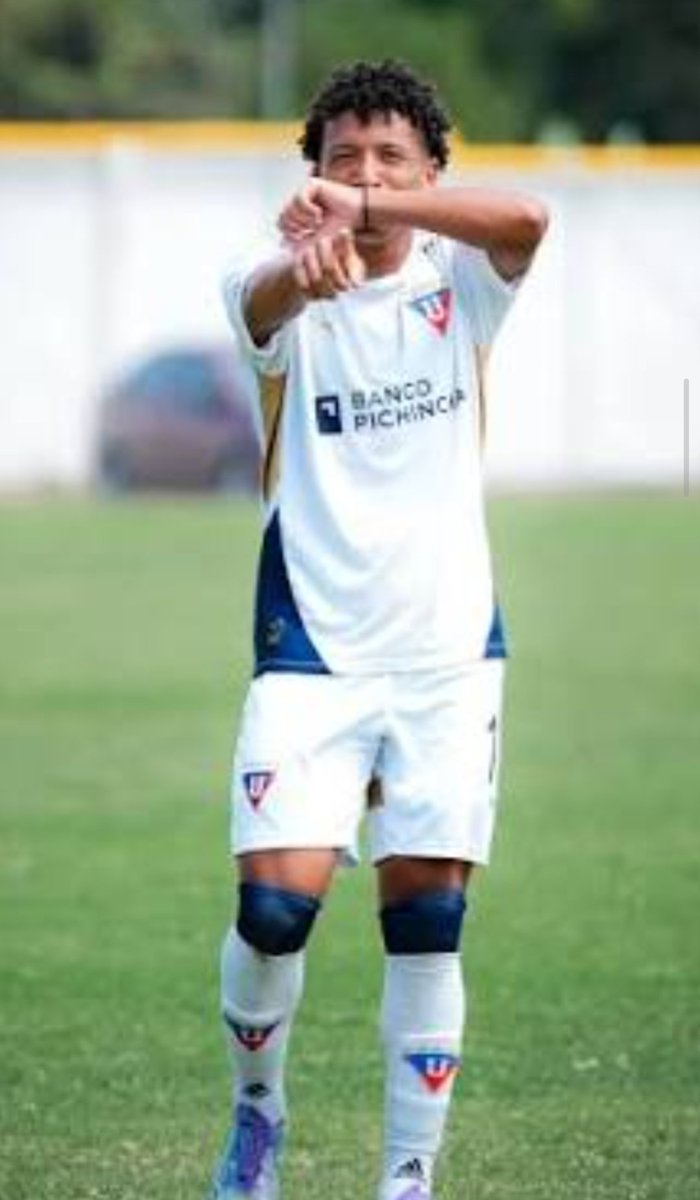 StalinCobena's tweet photo. Washington Olvera canterano de @LDU_Oficial quien llegó a los 10 años,  lateral o carrilero por la izquierda ha sido ascendido por Gustavo Álvarez  al primer equipo de la U. El jugador ha impresionado al DT, actualmente tiene 19 años nació en el Triunfo provincia del Guayas. https://t.co/MHH49acsm1