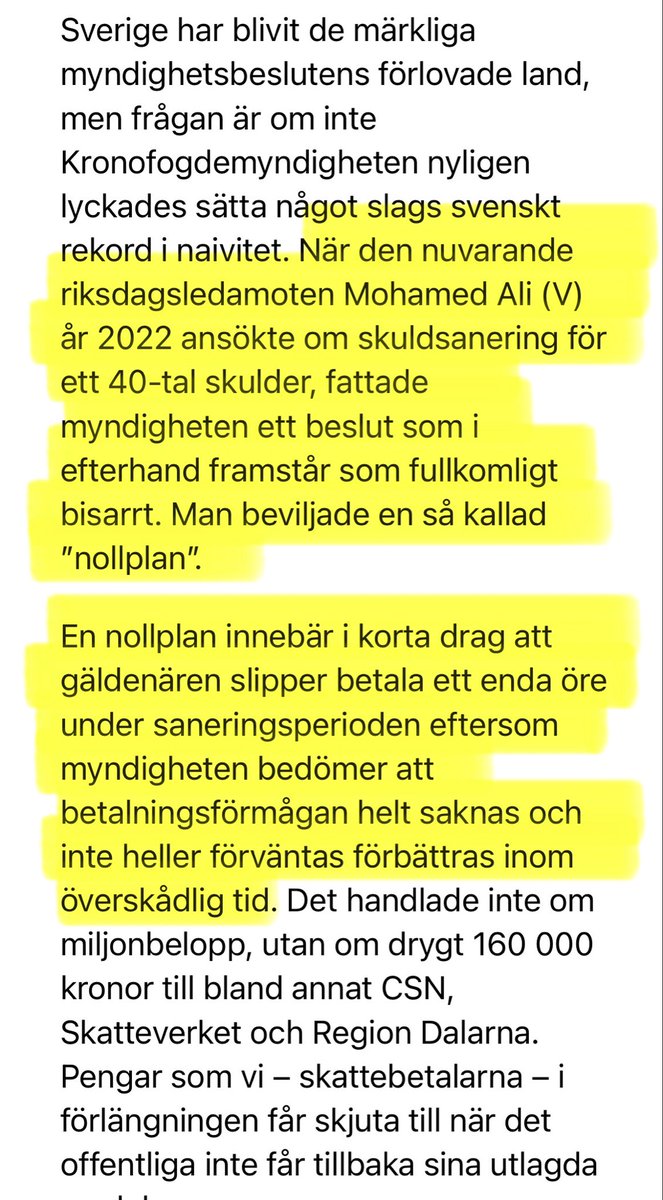 Siskodiskho's tweet photo. Det krävdes att ett privat inkassoföretag hörde av sig till Kronofogdemyndigheten för att det skulle bli fråga om att ompröva skuldsaneringen. 

Bara det faktum att han är ung, ”enbart” har en skuld på ca 160k men ändå beviljas skuldsanering väcker frågor. Att KFM sedan bedömer att Mohamed kommer förbli utan inkomst för all framtid gör inte saken mindre märklig. Och hur var det möjligt för Mohamed att dra på sig massor av skulder trots skuldsanering utan att KFM reagerade….

Finns hur många frågor somhelst som behöver besvaras…källa:@Bulletin_Nu