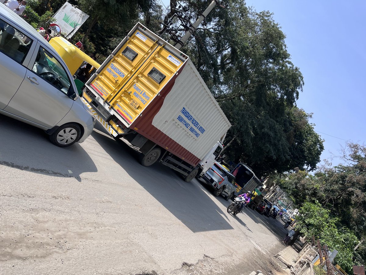 anandkumarv's tweet photo. #NammaHaralur
#FixHaralurRoad 
#Kasavanahalli 
@comm_blr_south 
@MALimbavali
@krishnabgowda
narrowest stretch of Haralur road, cattle movement- the nightmare for every Haralur Resident and the traffic police.  @hsrltrafficps knows well.  We demand the action from BSCC authorities https://t.co/0a0FhHWEk5