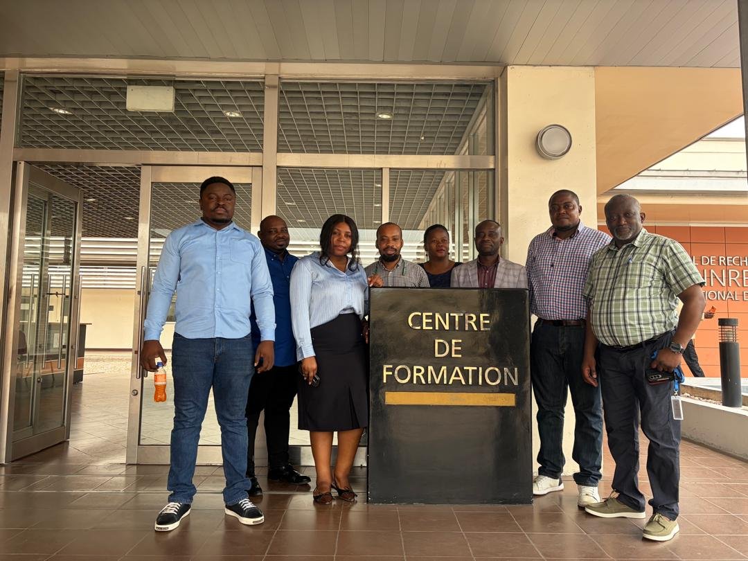 Insprdc's tweet photo. 🧬 #RDC #INSP #DLSP | DIAGNOSTIC MOLÉCULAIRE : L’#INSP RENFORCE LES CAPACITÉS DES LABORATOIRES. 

Au terme de 5 jours de formation théorique et pratique sur la plateforme de diagnostic moléculaire Roche, les équipes renforcent leur maîtrise de la chaîne analytique : extraction des acides nucléiques, amplification et détection par PCR en temps réel.

🔬 La formation a porté notamment sur le MagNA Pure 96, système automatisé d’extraction à haut débit, et sur les plateformes de PCR en temps réel, permettant d’optimiser le traitement des échantillons, la qualité des analyses et la rapidité du rendu des résultats.

🦠 Dans le cadre de la riposte contre la Maladie à Virus Ebola, ces capacités contribuent à renforcer la détection moléculaire et la surveillance épidémiologique.

🌍 Au-delà d’Ebola, ces équipements peuvent soutenir le diagnostic de plusieurs agents pathogènes, la surveillance moléculaire et la recherche, selon les tests et protocoles validés.

🎯 Un investissement dans les compétences et la technologie pour des laboratoires plus performants, une surveillance plus robuste et une riposte plus réactive.

Renforcer le diagnostic, c’est renforcer la riposte.

#SantéPublique #Ebola #DiagnosticMoléculaire #Laboratoire #PCR #SurveillanceÉpidémiologique
@Presidence_RDC @PrimatureRDC @MinSanteRDC @OMS_Afrique @UNICEFDRC @fhi360 @inrb_kinshasa @IFRCAfrica
