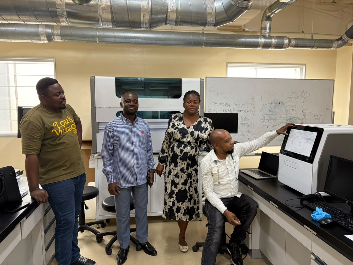 Insprdc's tweet photo. 🧬 #RDC #INSP #DLSP | DIAGNOSTIC MOLÉCULAIRE : L’#INSP RENFORCE LES CAPACITÉS DES LABORATOIRES. 

Au terme de 5 jours de formation théorique et pratique sur la plateforme de diagnostic moléculaire Roche, les équipes renforcent leur maîtrise de la chaîne analytique : extraction des acides nucléiques, amplification et détection par PCR en temps réel.

🔬 La formation a porté notamment sur le MagNA Pure 96, système automatisé d’extraction à haut débit, et sur les plateformes de PCR en temps réel, permettant d’optimiser le traitement des échantillons, la qualité des analyses et la rapidité du rendu des résultats.

🦠 Dans le cadre de la riposte contre la Maladie à Virus Ebola, ces capacités contribuent à renforcer la détection moléculaire et la surveillance épidémiologique.

🌍 Au-delà d’Ebola, ces équipements peuvent soutenir le diagnostic de plusieurs agents pathogènes, la surveillance moléculaire et la recherche, selon les tests et protocoles validés.

🎯 Un investissement dans les compétences et la technologie pour des laboratoires plus performants, une surveillance plus robuste et une riposte plus réactive.

Renforcer le diagnostic, c’est renforcer la riposte.

#SantéPublique #Ebola #DiagnosticMoléculaire #Laboratoire #PCR #SurveillanceÉpidémiologique
@Presidence_RDC @PrimatureRDC @MinSanteRDC @OMS_Afrique @UNICEFDRC @fhi360 @inrb_kinshasa @IFRCAfrica