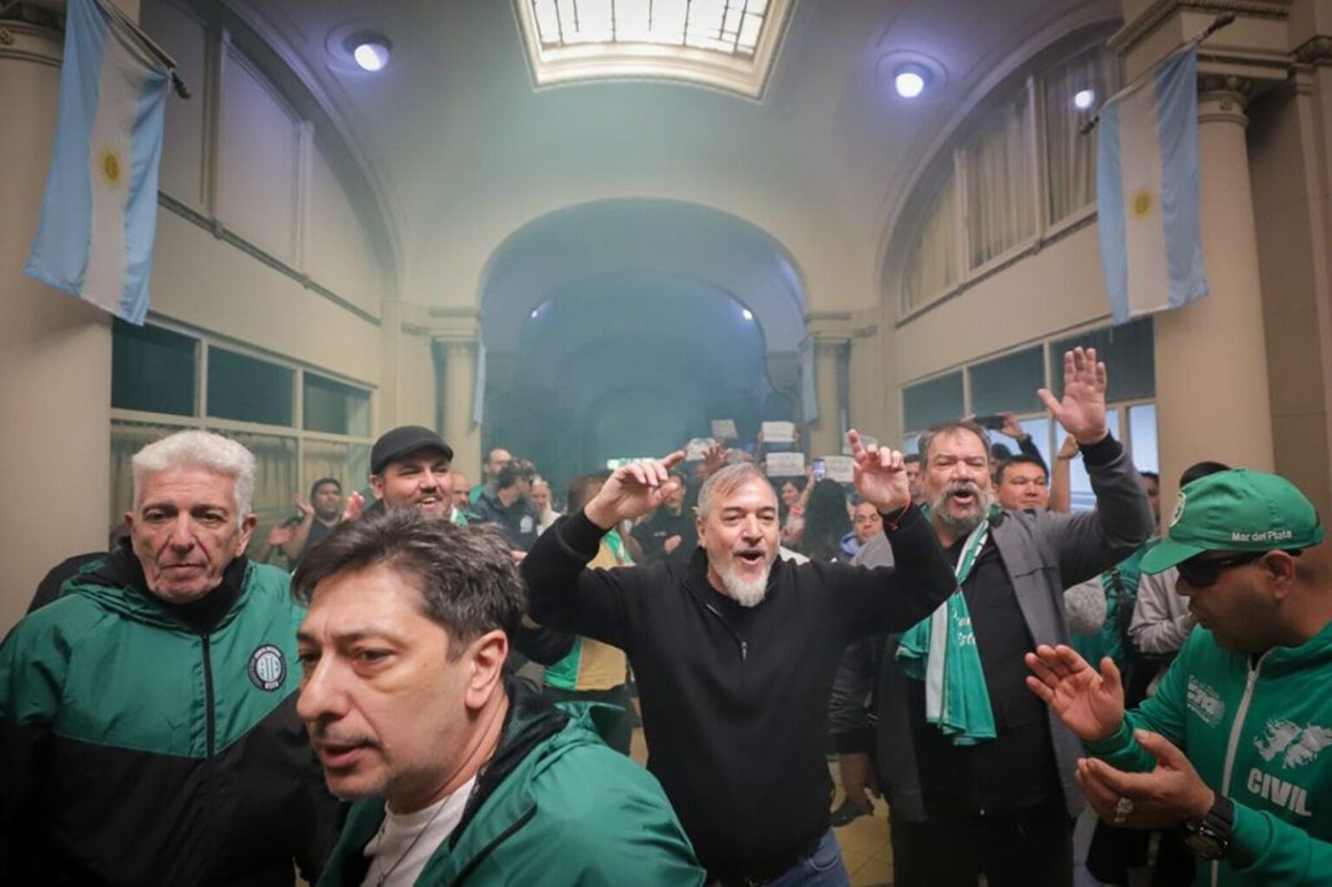 somoslapampa's tweet photo. ATE informó que todos los trabajadores de la OSFA mantendrán sus puestos hasta el 5 de febrero, tras las protestas y la toma de la sede nacional. El gremio reclama una solución definitiva y cuestiona el cierre de hoteles y farmacias.
#ATE #OSFA #Trabajadores #Argentina https://t.co/Sfn1mka2pz