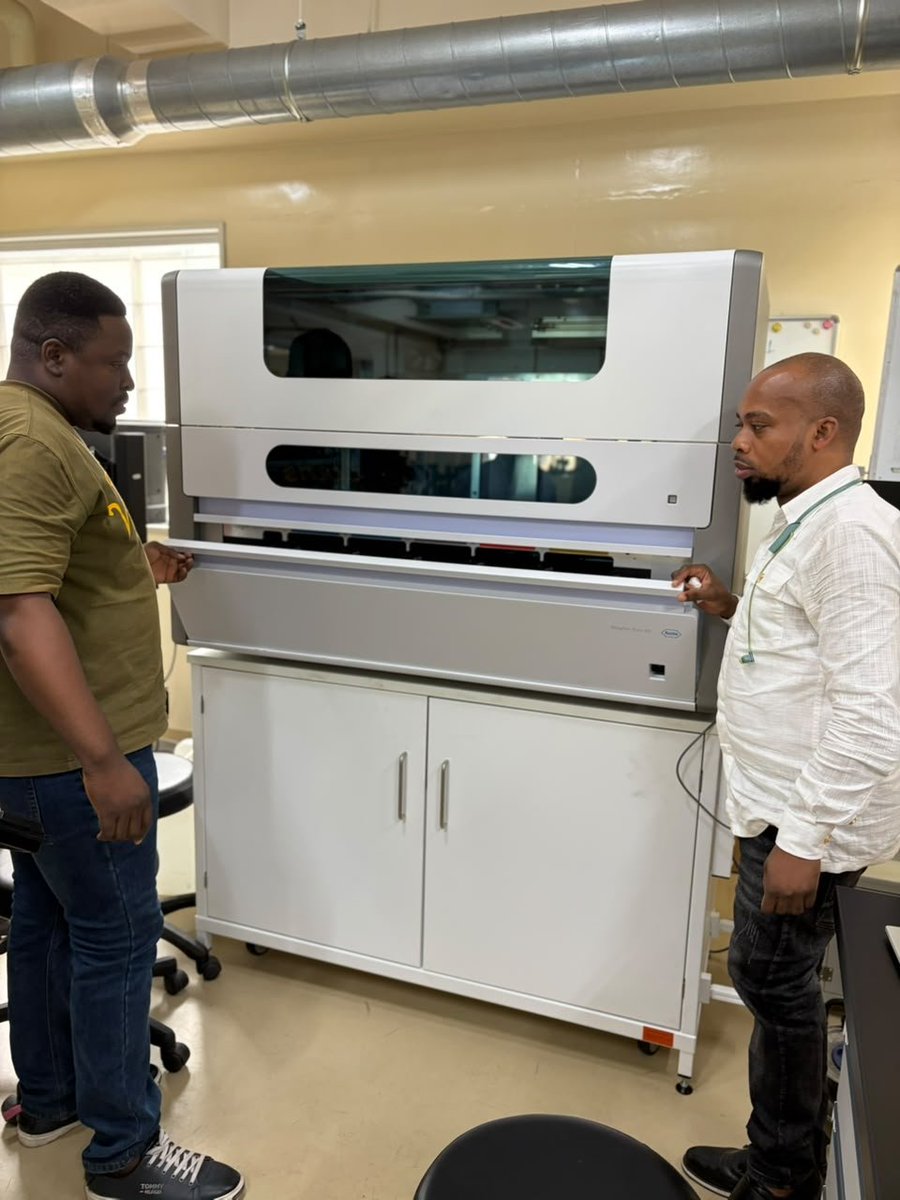 Insprdc's tweet photo. 🧬 #RDC #INSP #DLSP | DIAGNOSTIC MOLÉCULAIRE : L’#INSP RENFORCE LES CAPACITÉS DES LABORATOIRES. 

Au terme de 5 jours de formation théorique et pratique sur la plateforme de diagnostic moléculaire Roche, les équipes renforcent leur maîtrise de la chaîne analytique : extraction des acides nucléiques, amplification et détection par PCR en temps réel.

🔬 La formation a porté notamment sur le MagNA Pure 96, système automatisé d’extraction à haut débit, et sur les plateformes de PCR en temps réel, permettant d’optimiser le traitement des échantillons, la qualité des analyses et la rapidité du rendu des résultats.

🦠 Dans le cadre de la riposte contre la Maladie à Virus Ebola, ces capacités contribuent à renforcer la détection moléculaire et la surveillance épidémiologique.

🌍 Au-delà d’Ebola, ces équipements peuvent soutenir le diagnostic de plusieurs agents pathogènes, la surveillance moléculaire et la recherche, selon les tests et protocoles validés.

🎯 Un investissement dans les compétences et la technologie pour des laboratoires plus performants, une surveillance plus robuste et une riposte plus réactive.

Renforcer le diagnostic, c’est renforcer la riposte.

#SantéPublique #Ebola #DiagnosticMoléculaire #Laboratoire #PCR #SurveillanceÉpidémiologique
@Presidence_RDC @PrimatureRDC @MinSanteRDC @OMS_Afrique @UNICEFDRC @fhi360 @inrb_kinshasa @IFRCAfrica