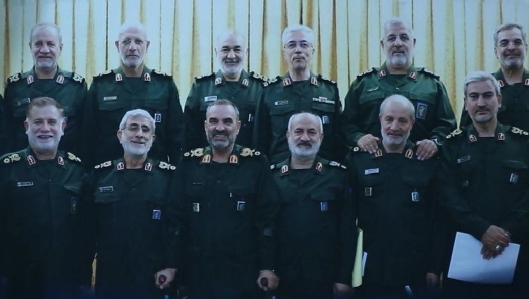 Iranazad_11's tweet photo. @Mohammadta86133 @IsraelPersian اراذل و اوباشی که نقاشی 🎨 های خامنه ای جنایتکار را بر دوش خود چسبانده بودند و یکدیگر را سردار و سرلشکر می خواندند 

طرح عملیاتی شان کشتار کودکان و زنان بیگناه ایران بود

در برابر سرباز واقعی ۱ ثانیه دوام آوردند 

بی بی نتانیاهو ❤️ 🇮🇱 ۸۵ میلیون ایرانی  شما را فراموش نخواهد کرد https://t.co/rcXbRatsgz