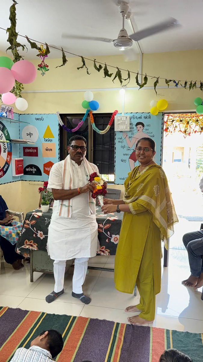prabhunvasava's tweet photo. સાંસદશ્રીએ જુનવાણ-૧ આંગણવાડી કેન્દ્રની મુલાકાત લઈ આંગણવાડી કાર્યકર અને તેડાગર બહેનોને પ્રમાણપત્ર-શાલ આપી સન્માનિત કર્યા. બાળકોને ભેટ આપી તથા વૃક્ષારોપણ કર્યું.
#sevasanakalp
#mpbardoli
#aanganvadimilan
#india https://t.co/dBYYkwJIdE