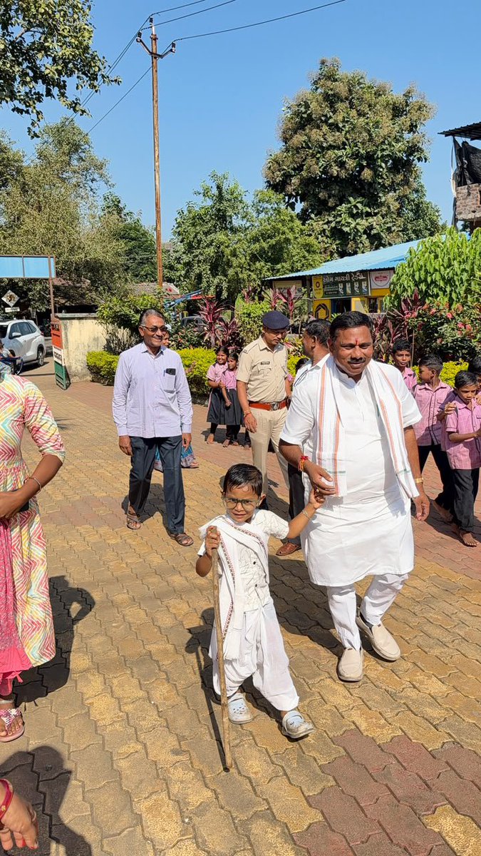 prabhunvasava's tweet photo. સાંસદશ્રીએ જુનવાણ-૧ આંગણવાડી કેન્દ્રની મુલાકાત લઈ આંગણવાડી કાર્યકર અને તેડાગર બહેનોને પ્રમાણપત્ર-શાલ આપી સન્માનિત કર્યા. બાળકોને ભેટ આપી તથા વૃક્ષારોપણ કર્યું.
#sevasanakalp
#mpbardoli
#aanganvadimilan
#india https://t.co/dBYYkwJIdE