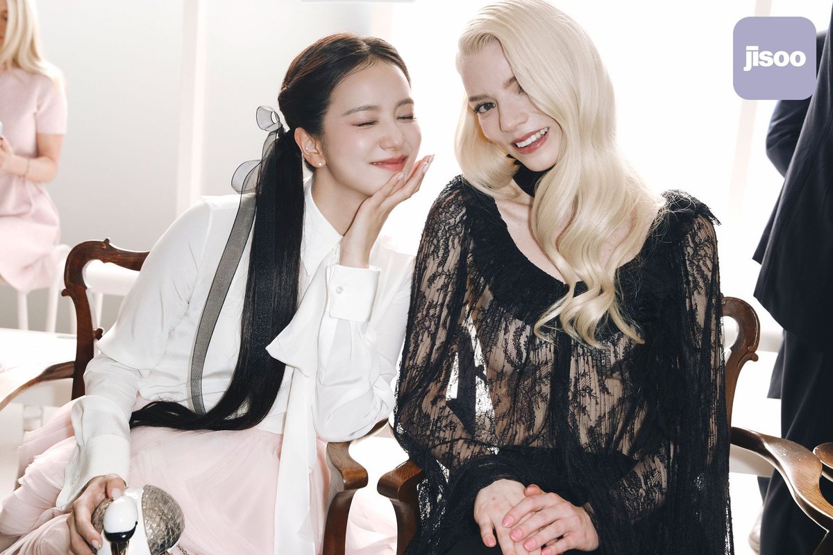 choconotchwe's tweet photo. jisoo posted anya and heloise on her jisoo apps, they're her real sisters 🥹🤍 https://t.co/PELqiFWobE