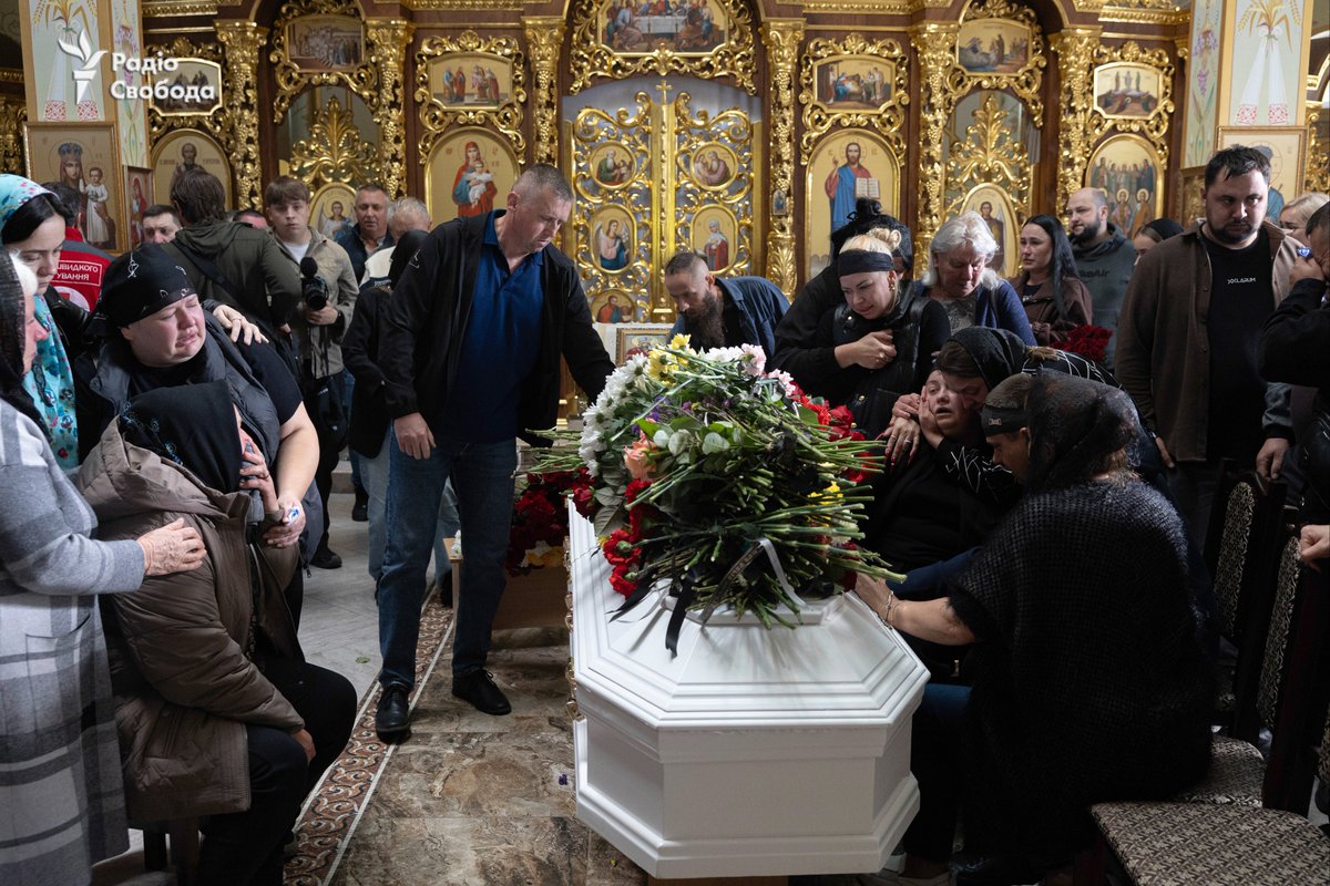 radiosvoboda's tweet photo. На Київщині попрощалися з 14-річним Іллею, який загинув внаслідок російського ракетного удару по Вишгороду

Фото/відео: @SerhiiNuzhnenko https://t.co/orsQUeRmNH