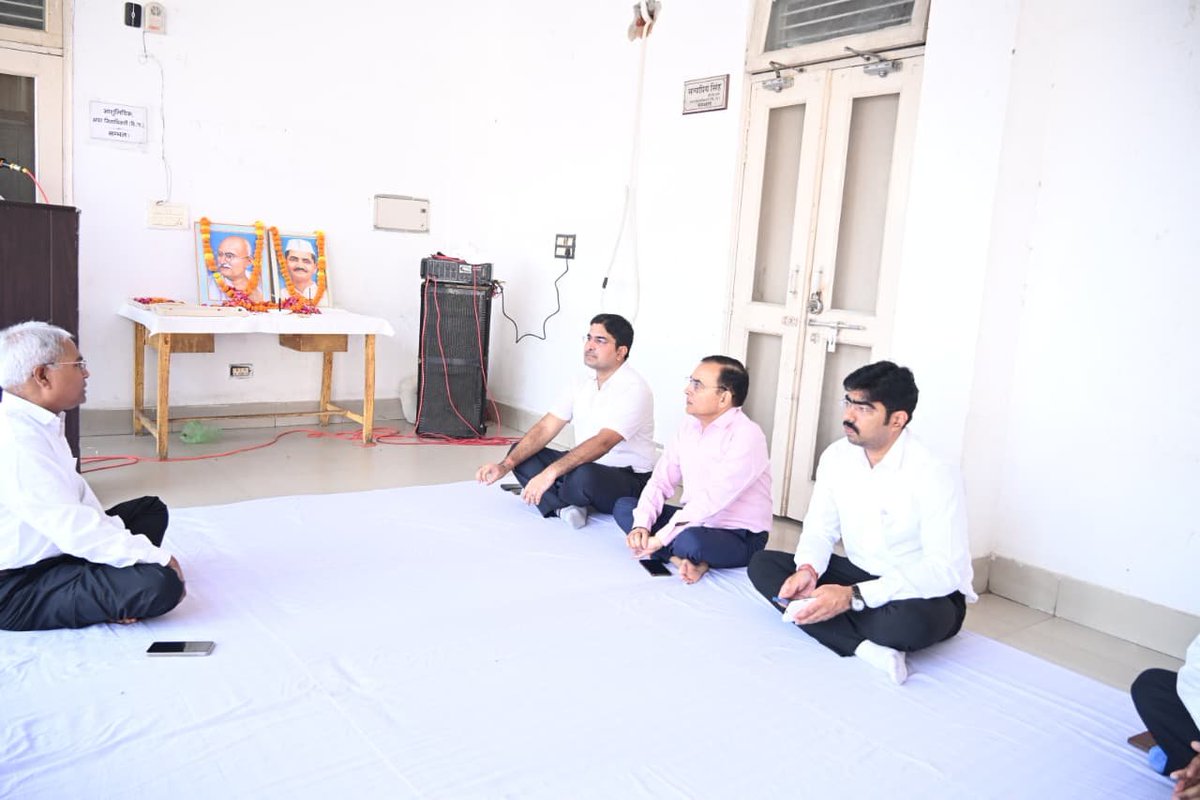 DmSambhal's tweet photo. आज कलक्ट्रेट सभागार में  @DmSambhal अंकित खण्डेलवाल की अध्यक्षता में राष्ट्रपिता महात्मा गांधी जी एवं पूर्व प्रधानमंत्री लालबहादुर शास्त्री जी की जयंती मनाई गई।  @DmSambhal   सहित अधिकारियों एवं कर्मचारियों ने दोनों महापुरुषों के चित्रों पर पुष्प अर्पित कर उन्हें श्रद्धांजलि दी।
 @DmSambhal ने सभी से गांधी जी एवं शास्त्री जी के विचारों, सिद्धांतों एवं आदर्शों को आत्मसात कर राष्ट्रहित में कार्य करने का आह्वान किया। इस अवसर पर रामधुन एवं देशभक्ति गीत प्रस्तुत किए गए। @CMOfficeUP @UPGovt @ChiefSecyUP @InfoDeptUP @Comm_Moradabad